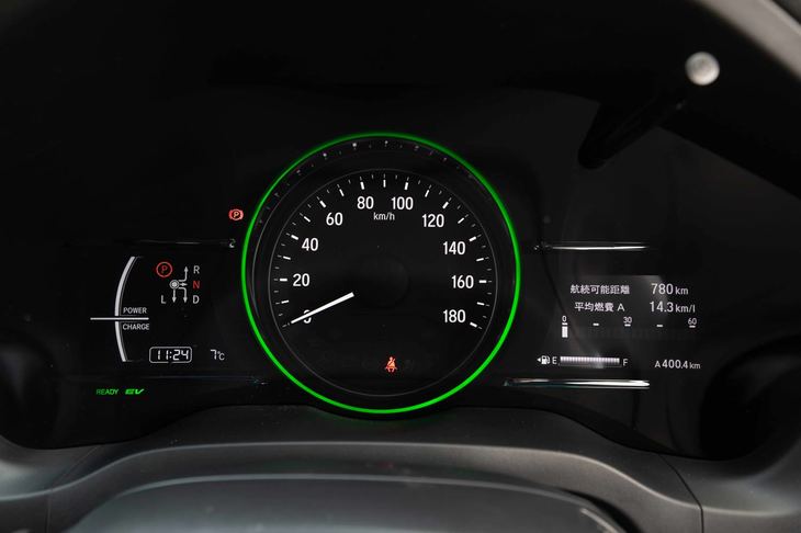 インストゥルメントパネルまわりについては、意外にも標準車からの変更は少ない。メーターの仕様も共通で、「Modulo X」のロゴも見当たらない。