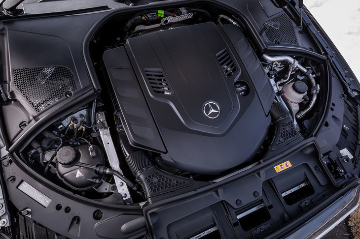 「S580」には最高出力503PS、最大トルク700N・mの4リッターV8ツインターボエンジン「M176」に、同20PS、同208N・mの電気モーター「ISG」を組み合わせた48Vマイルドハイブリッドシステムが搭載されている。