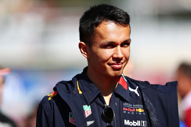 65年ぶりとなるタイ国籍ドライバーとして今年トロロッソからデビューしたアレクサンダー・アルボン（写真）。F1デビュー決定も突然なら、シーズン途中の第13戦ベルギーGPで起きたレッドブル昇格も急な話だった。チームの支柱、フェルスタッペンのチームメイトという難しいポジションでも善戦しており、ロシアGPでは自身のミスでピットレーンからスタート、セーフティーカーなどを味方にしながら5位入賞を果たすなど、派手さはないが堅実なシーズンを送っている。（Photo=Red Bull Racing）