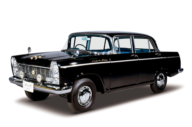 1960年に登場した「日産セドリック」。より高出力なエンジンや、軽量・高剛性なモノコックボディー、4段MTの採用など、先進性の高さを武器にライバルに勝負を挑んだ。