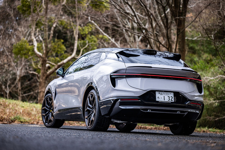 アルミと高張力鋼板からなる新しいプラットフォーム「エレクトリックプレミアムアーキテクチャー」を採用。同プラットフォームはバッテリーサイズやモーター、駆動方式の変更が容易で、アップデートや派生モデルの開発が短期間で行えるのも大きなメリットと紹介される。