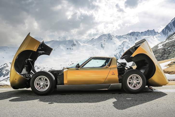 前後のカウルを開いた状態の「ミウラ」。高性能の象徴たるV12エンジンは、キャビン後方（写真右側）に横置きされる。