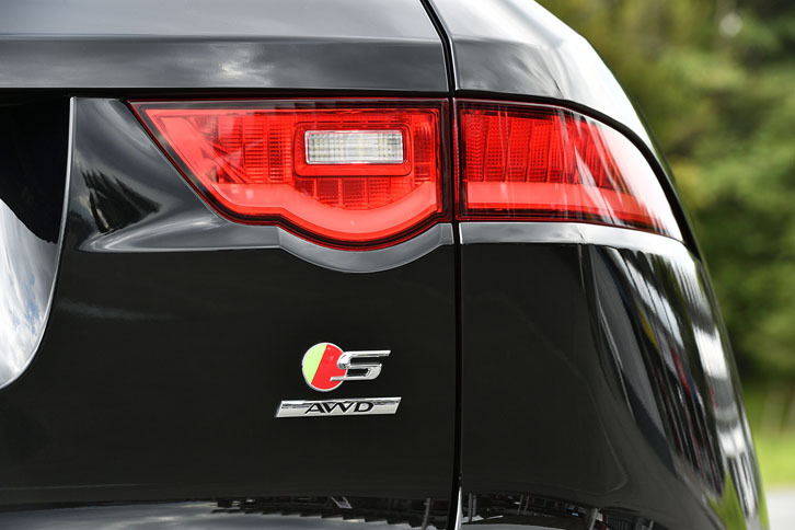 試乗車は最上級の「S」グレード。3リッターV6スーパーチャージドエンジンは「Rスポーツ」より40ps強力な380psを誇る。車両価格は981万円。