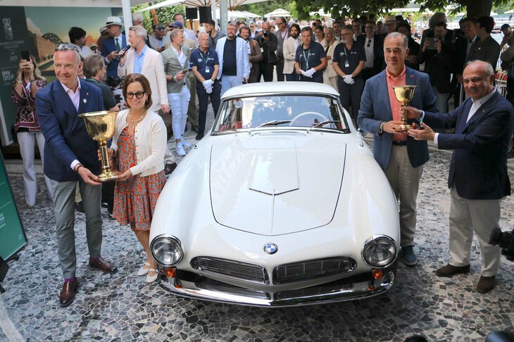 今回は5月にイタリア・コモで取材した「コンコルソ・ヴィラデステ」のリポートを。写真は24日の招待者投票による「コッパ・ドーロ」を受賞した1957年「BMW 507ロードスター」。