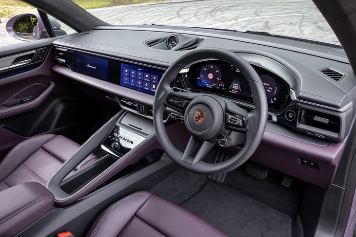 12.6インチのメーターパネルと10.9インチのセンターディスプレイが組み込まれたインストゥルメントパネル。水平基調のダッシュボードと、前方に向かって高くなるセンターコンソールの組み合わせは、最新のポルシェ各車に共通するデザインテイストだ。