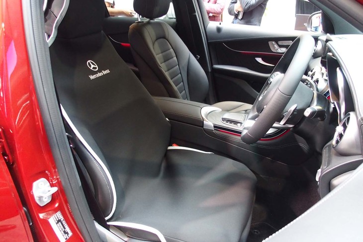 「簡易防水カバー」が装着された「GLC220d 4MATIC」のシート。マリンスポーツなどのアクティビティーで活躍しそうな純正アクセサリーだ。