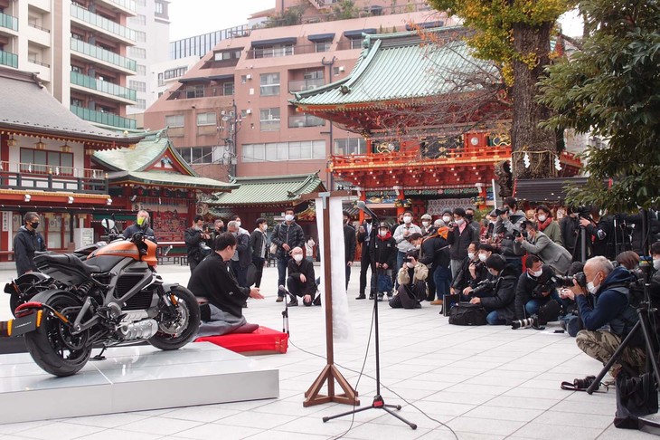 「あのハーレーが完全電動のバイクをつくった？　こりゃぁ落語も伝統ばかりじゃなくて、革新性を取り入れなきゃ……」　立川吉笑さんの声が神田明神の境内に響く。