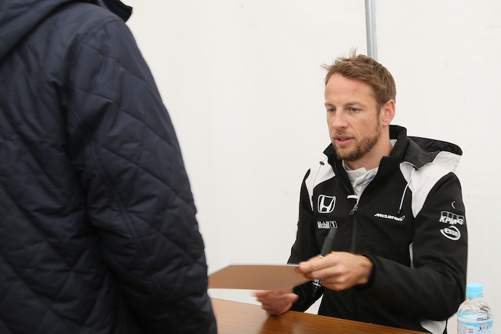 今季でF1を引退するマクラーレン・ホンダのジェンソン・バトン選手からサインをもらう幸運なファン。