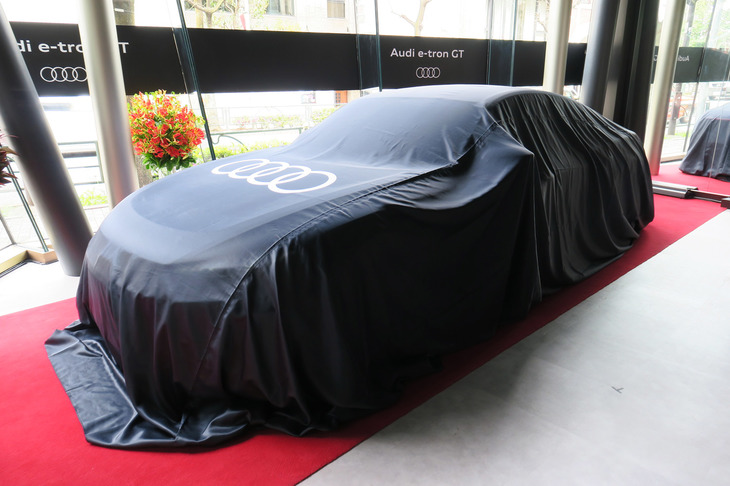 公開前の「アウディRS e-tron GT」。