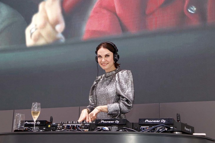 派手な歌舞音曲の類いも、プレスデー中はみられなかった。ようやく夜になってからDJが立ったのは、長城系のオーラおよびフェイ。そうした意味で、中国ブランドのブースには、往年のモーターショーの幻影が漂っていた。