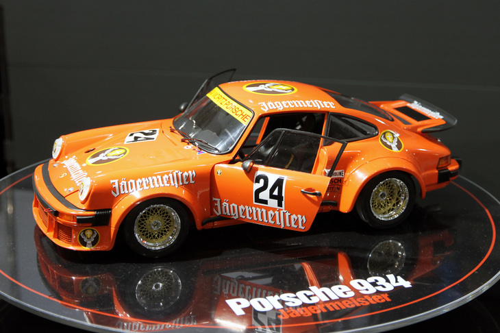 タミヤの1/12ビッグスケールシリーズから再販される「ポルシェ934イェーガーマイスター」。全長360mmというビッグサイズの迫力に加え、繊細なディテールを表現するエッチングパーツを付属。2019年12月発売予定で、価格は1万4800円（以下、すべて価格は税別）。