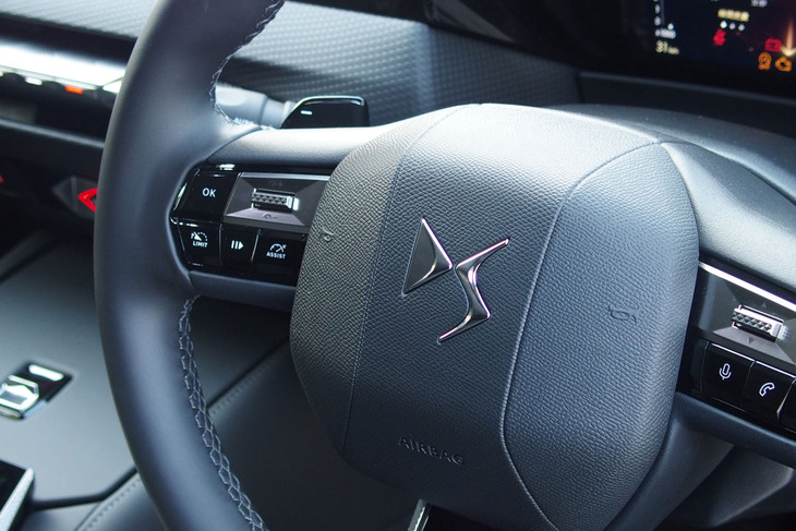 DS 4リヴォリE-TENSE（ステアリングスイッチ）