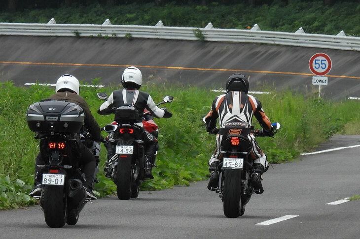 団体でのツーリングでは、フォーメーションの維持に地味に気を使う。仲間とロングツーリングを楽しむ向きには、ありがたい機能といえるだろう。