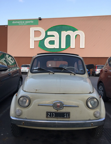 フランスで「ヨーグルト瓶」と呼ばれる「フィアット500」。同じヨーグルトでも、味が付いていないプレーンに見えるのは、筆者だけか。