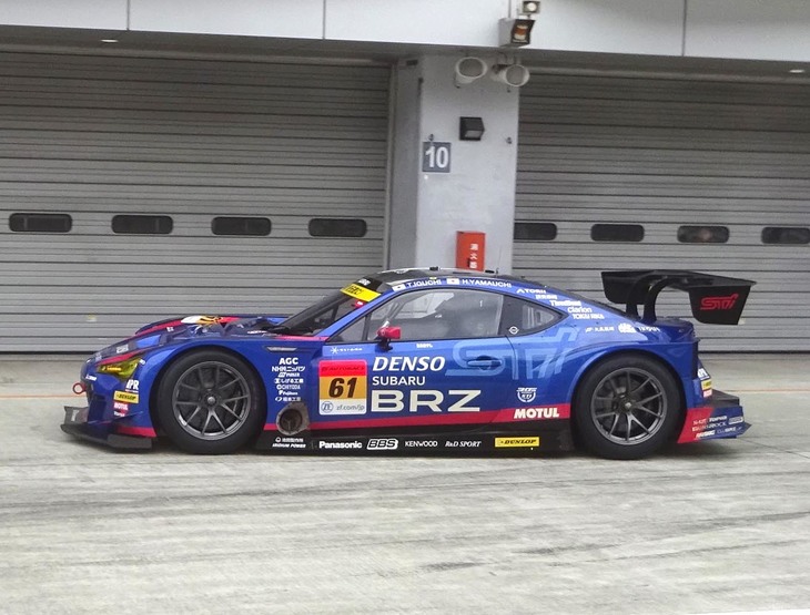 真横から見た「BRZ GT300」。張り出したチンスポイラーや大きなリアウイングが目を引く。