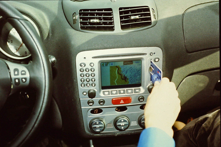 「アルファ・ロメオ147」のカーナビゲーションシステム。画面右横のモバイル通信SIMカード用スロットには、クレジットカードサイズの台紙のまま挿入しているところに注目。2001年10月に撮影。