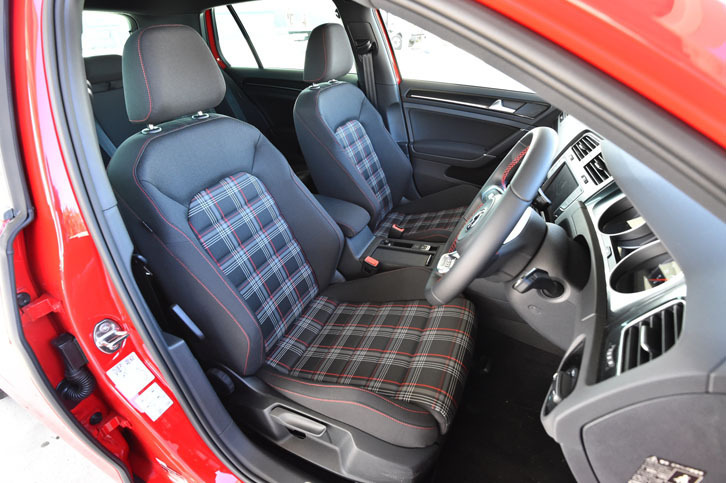赤を差し色にしたタータンチェックのシート地は、「ゴルフGTI」の伝統的なディテールのひとつだ。