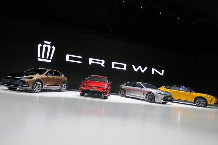 新型「トヨタ・クラウン」の4モデル。写真向かって左から「クロスオーバー」「スポーツ「セダン」「エステート」。