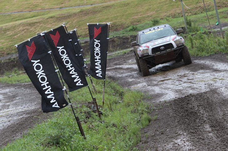 オフロードコースへと進入する「トヨタ・タンドラ」。「ジオランダーX-MT」を装着したタンドラは、雨のせいで条件が悪化していたにもかかわらず、スリップしたり足を取られたりすることなく、ぐいぐいと進んでいく。