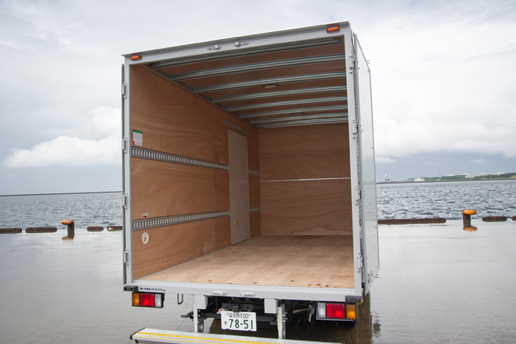 「ワイドキャブ ロングボディー ドライバン」の荷台。内寸は長さが4480mm、幅が2095mm、高さが2035mmとなっている。