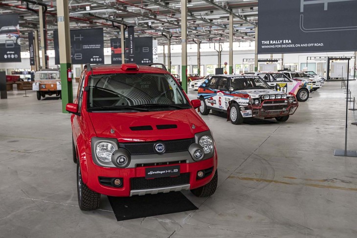 「フィアット・パンダカール（panDakar）」。同社のレース部門が開発したラリーカー。2007年から車名の由来でもあるダカールラリーに参戦しており、2017年はG.ヴェルゼレッティとA.カビーニをドライバーに起用した。ベース車両の「パンダクロス」をラリー仕様に仕立てたもの。砂漠を進むにふさわしいいでたちだ。それにしてもこのネーミング、うまい！ 楽しい！