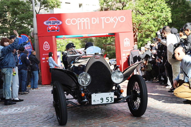 午前9時30分、カーナンバー順にスタート！ 1番は1926年「ブガッティT13ブレシア」。