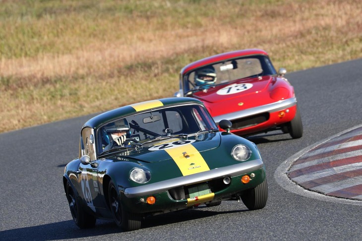 このレースで過去何度も繰り返されてきた関口好夫氏の1966年「ロータス26R（レーシングエラン）」と田中宏昌氏の1965年「ロータス・エランS2」による、“緑のエラン”と“赤のエラン”のトップ争い。今回はポールからスタートした緑が徐々に赤との差を広げていったので、8周目（レースは全10周）ぐらいで「もう決まりだな」と思った筆者はコースに背を向け、暫定表彰が行われるホームストレートに向かって歩き始めた……。