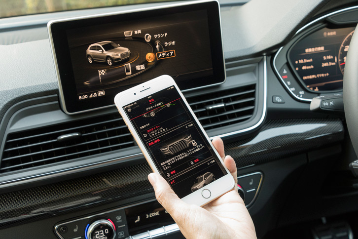 標準装備となる最新鋭のインフォテインメントシステム「MMIナビゲーション」では、専用のアプリをダウンロードし、スマホで車両情報を確認することもできる。