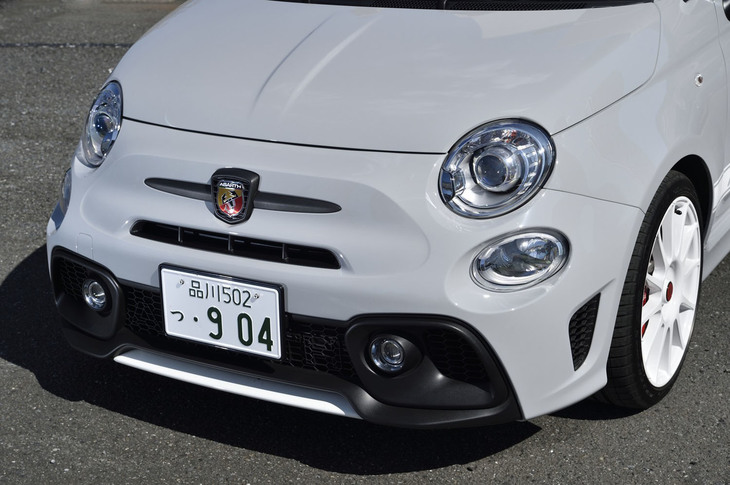 ノーズに「ABARTH」のエンブレムを配置。インタークーラー冷却用エアインテーク付きフロントバンパーやホワイト仕上げのリップスポイラーは「595エッセエッセ」専用のアイテム。