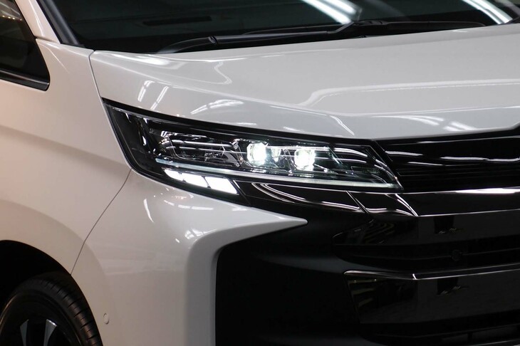 トヨタ・ノアS-Z＜7人乗り／ハイブリッド車＞（ヘッドランプ）