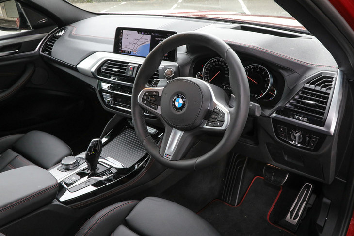 インパネは、先に販売を開始した新型「X3」と基本的に同一。「マルチファンクションMスポーツレザーステアリングホイール（シフトパドル付き）」を標準装備する。