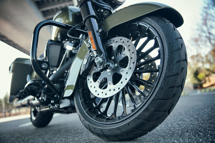 ホイールは前が19インチ、後ろが18インチと、前後ともに「ロードキング」から2インチサイズアップ。リムの縁まで伸びた、スポークのデザインが目を引く。