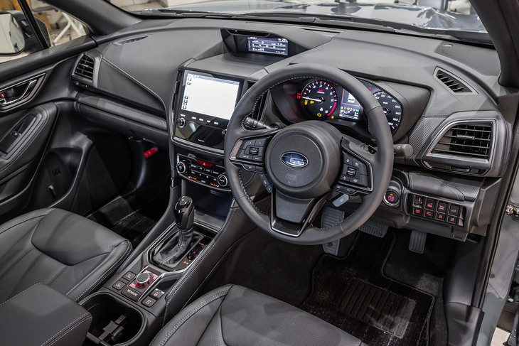 「フォレスターSTI Sportブラックインテリアセレクション」のインストゥルメントパネル。シルバーステッチのブラック表皮巻きインパネ加飾パネルやフロアコンソールリッドが採用される。