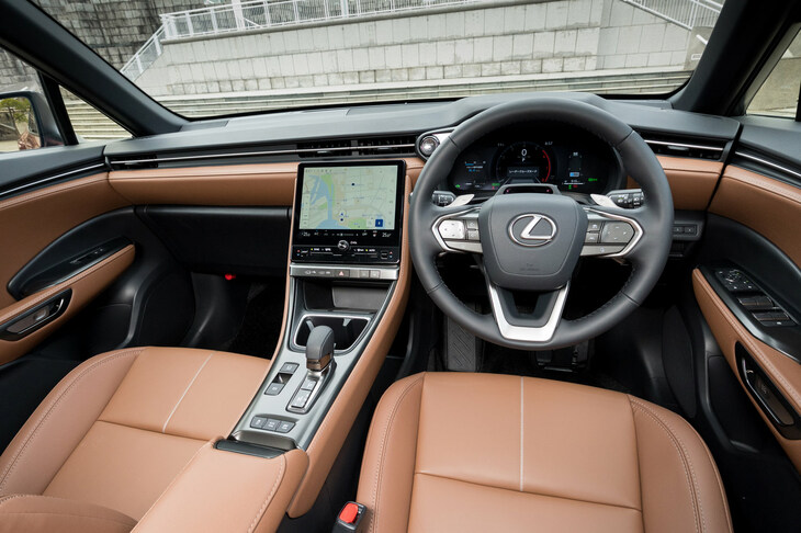 適度な包まれ感のある「LBX」のインテリア。他のレクサス車と比べるとデザインはいたってシンプルで、奇をてらったところはない。