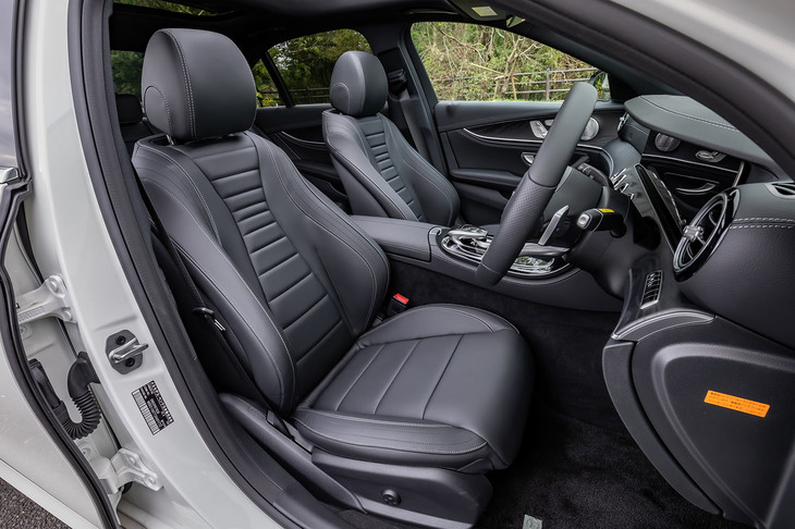 オプション設定の「AMGライン」を選択することによって、シート表皮はグレーステッチ入りのナッパレザーとなる。