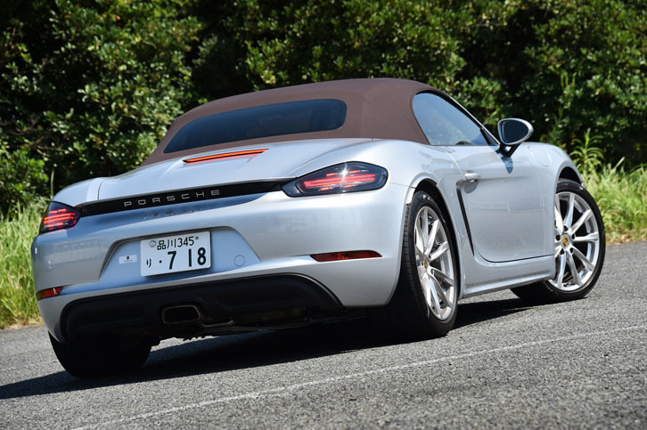 2016年6月に国内デビューを果たした「ポルシェ718ボクスター」。水平対向4気筒エンジンを搭載するポルシェは、1976年に「914」の生産が終了して以来、40年ぶり。