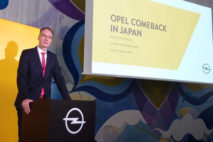 
	発表会であいさつを述べる、オペルオートモビルCEOおよびグループPSA執行役員のミヒャエル・ローシェラー氏。
	