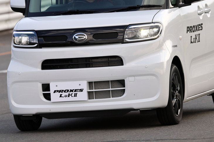 「プロクセスLuKII」を装着した「ダイハツ・タント」の走行シーン。80km/hに設定した高速時のレーンチェンジでは、従来モデル「トランパスLuK」をしのぐスムーズな横荷重移動が確認できた。