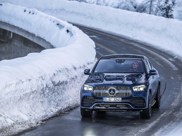 「Eアクティブボディーコントロール」を装着した「GLE400d 4MATICクーペ」で右コーナーを行く。車体がわずかにイン側に傾斜しているのが分かる。