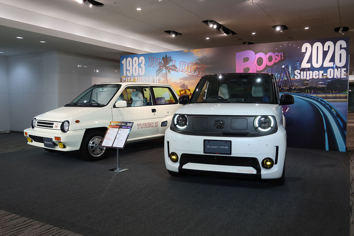 「スーパーONE」（写真右）と、そのデザインモチーフとなった「シティ ターボII」（同左）。