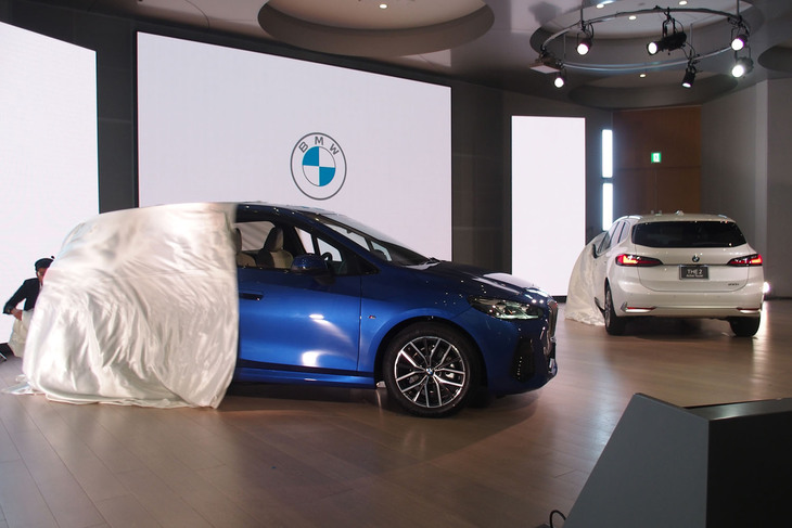 発表会場でアンベールされる「BMW 2シリーズ アクティブツアラー」。