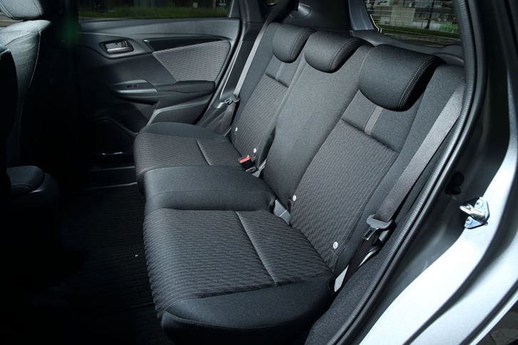 後席は60：40の分割可倒式。座面をチップアップさせて、背の高い荷物を積み込むこともできる。