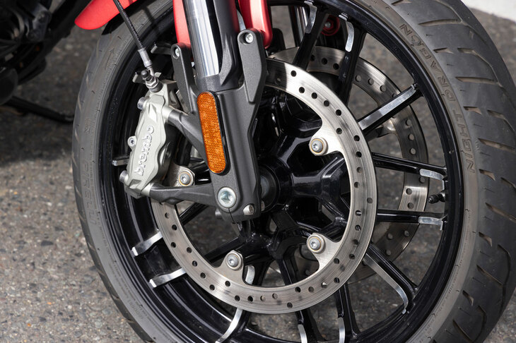 より強力なフロントブレーキもこのマシンの見どころ。ブレンボ製の4ピストンキャリパーと、径320mmの2枚のセミフローティングローターが組み合わされる。
