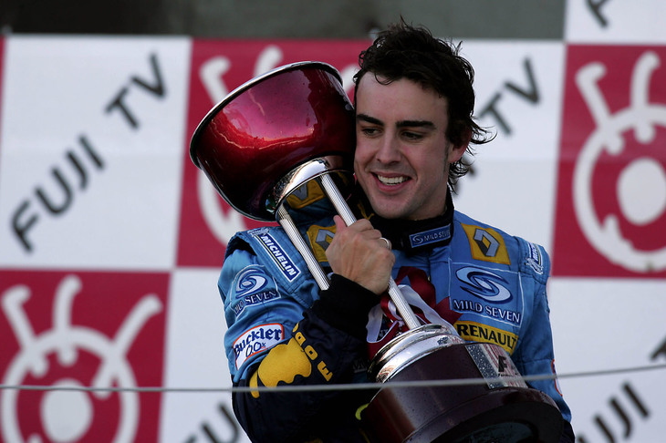 今季限りでルノーを去るダニエル・リカルドに代わり、2021年からフェルナンド・アロンソ（写真）が古巣で現役復帰することが決定。アロンソにとってルノーは、2003年から2006年、2008年、2009年と計6年間ドライブし、2005年からは2年連続でタイトルを勝ち取った思い出多きチームである。今回の契約は2年間、つまり大きなレギュレーション変更が行われる2022年シーズンにまで及んでいることがポイント。いまは中団勢の中にいるルノーが、ひょっとすると大きな飛躍を遂げ優勝争いに加わるかもしれない、というアロンソのしたたかさが見て取れるだろう。（Photo=Renault Sport）