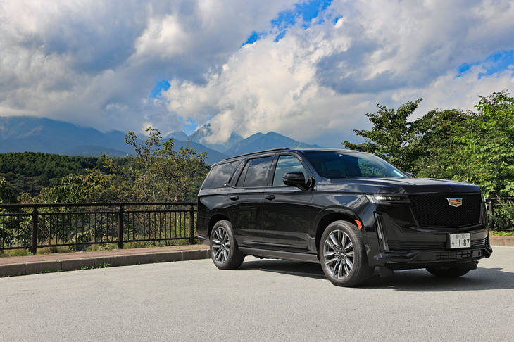 今回の試乗車は、各部をブラックアクトした外装が特徴の「スポーツ」。メッシュグリルやツートンのアルミホイールも同車の特徴だ。