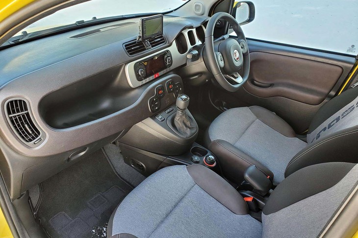 内装の造形は、基本的に「フィアット・パンダ」と共通。ブラックをベースにブラウンのアクセントカラーがあしらわれている。
