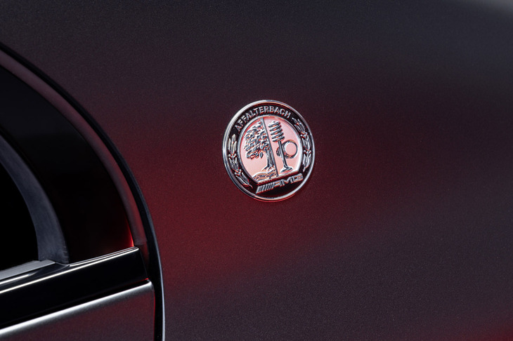 Cピラーに備わるAMGのエンブレム。「AMG E 63 S FINAL EDITION」のロゴ入りAMGインドアカーカバーが付属している。