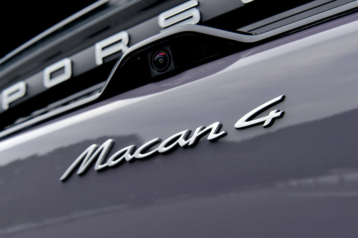 【ポルシェ・マカン4のスペック】
	ボディーサイズ：全長×全幅×全高＝4784×1938×1622mm／ホイールベース：2893mm／車重：2330kg（DIN、空車重量）／駆動方式：4WD／フロントモーター：永久磁石同期式電動モーター／リアモーター：永久磁石同期式電動モーター／システム最高出力：387PS（285kW）＜オーバーブースト時：408PS（300kW）＞／システム最大トルク：680N・m（69.4kgf・m）／タイヤ：（前）255/40R22 103Y XL／（後）295/35R22 108Y XL（グッドイヤー・イーグルF1スーパースポーツ）／一充電走行距離：516-612km（WLTPモード）／交流電力量消費率：21.1-17.9kWh/100 km（約211-179Wh/km、WLTPモード）／価格：1045万円
	
	【取材時の電費データ】
	テスト距離：268.3km（市街地1：高速道路7：山岳路2）／消費電力量：--kWh／参考電力消費率：4.8km/kWh