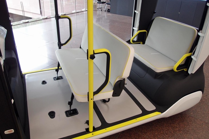 2列目および3列目のシート。「APM」は最高速度が低いため、シートベルトの装備・装着は無用となっている。