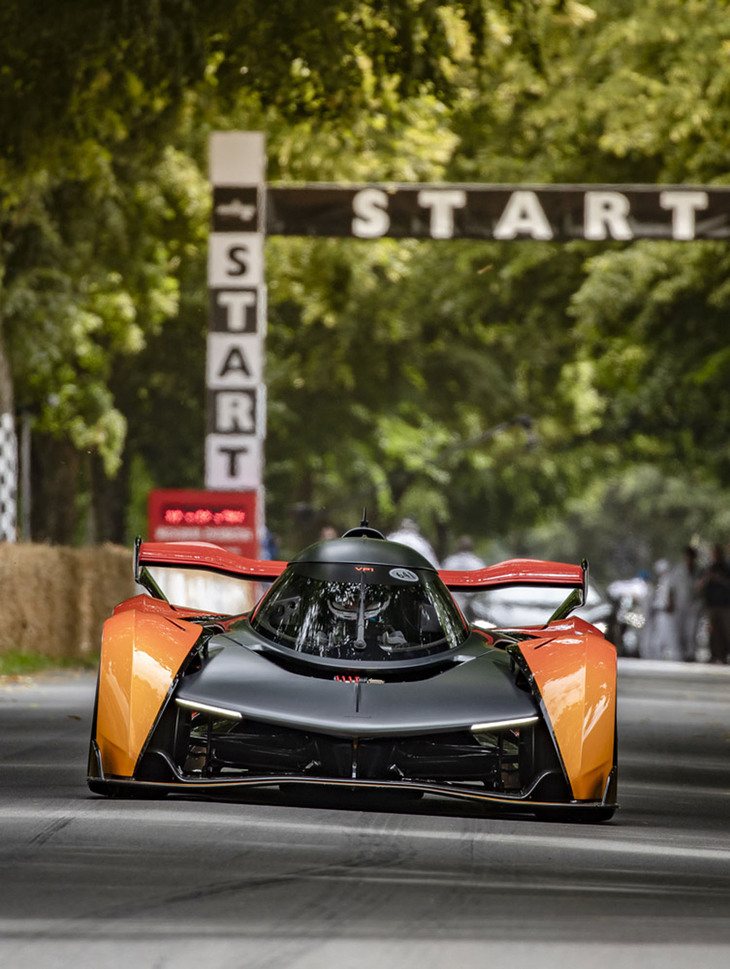 「マクラーレン・ソラスGT」は、最高出力840PS、最大トルク650N・mを発生する5.2リッターV10エンジンを搭載。車重は1t以下とされている。